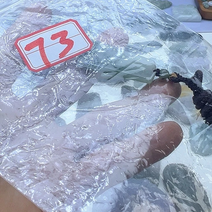 翡翠颈饰未镶嵌小**?