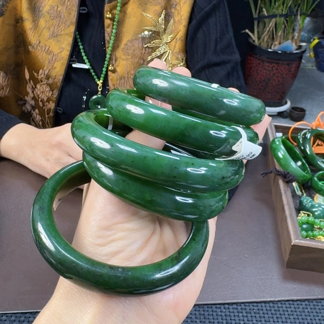 未镶嵌手镯和田玉（碧玉）发其一