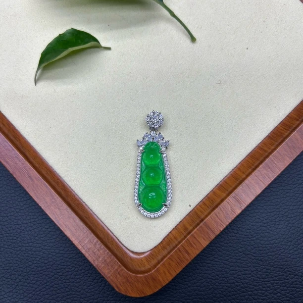 翡翠绿色豆子吊坠115