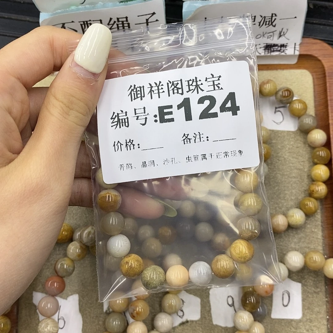 石英质玉合金颈饰小****.