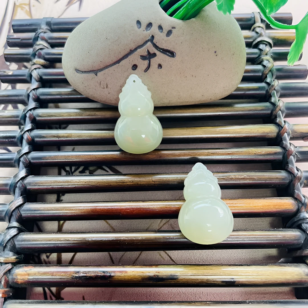 天然和田玉青海料高约28mm晴水色葫芦（福禄）吊坠，多样性发一件