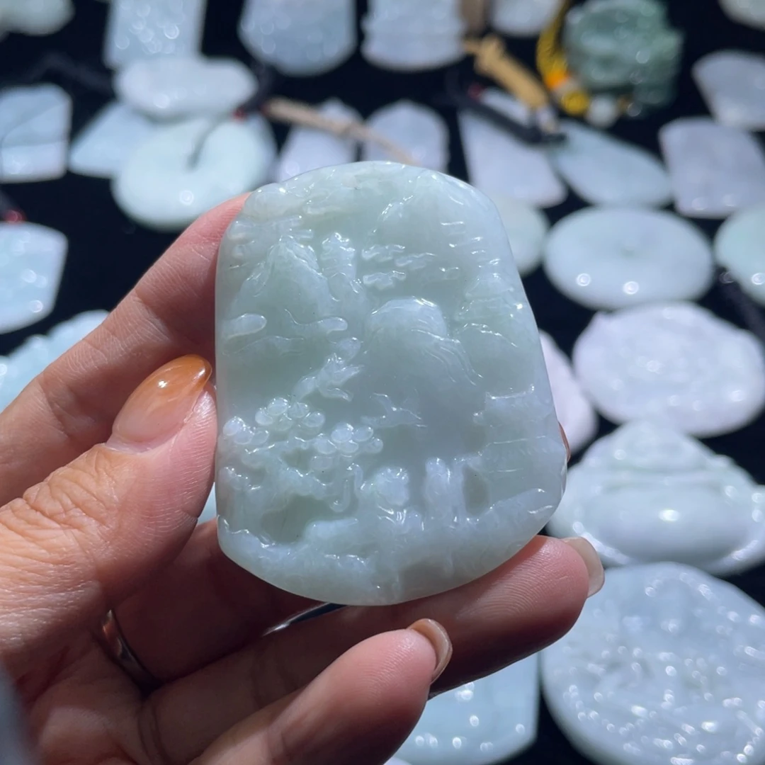 翡翠未镶嵌颈饰山水
