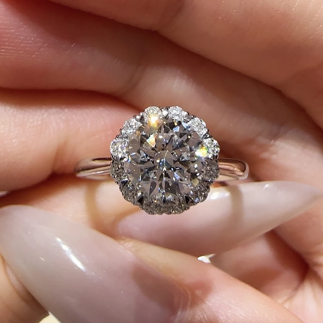 18K金镶嵌实验室培育钻石一卡光臂花苞 12圈