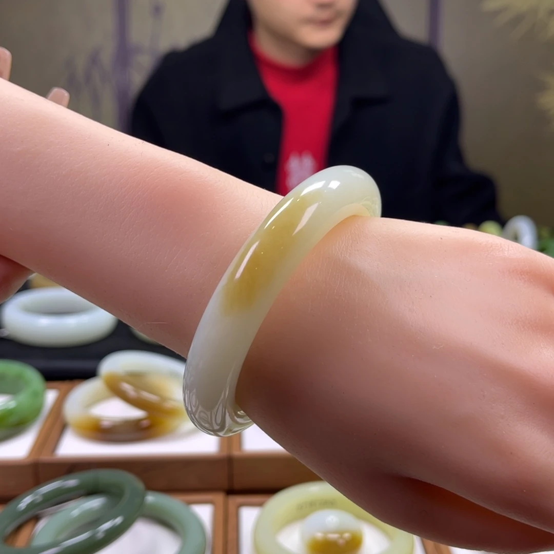 和田玉未镶嵌手镯