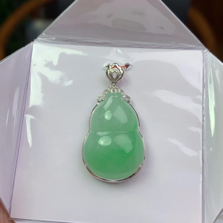 颈饰18K金镶嵌翡翠