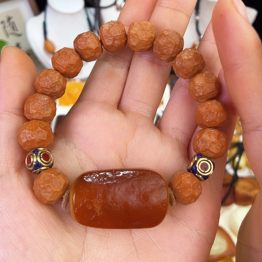 琥珀珠宝奇石未镶嵌。