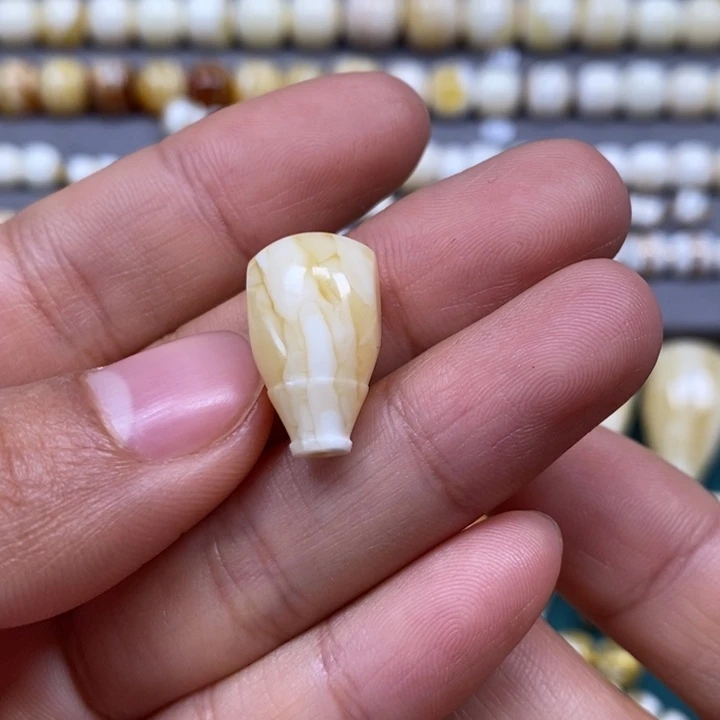 顺***六琥珀未镶嵌裸石三通