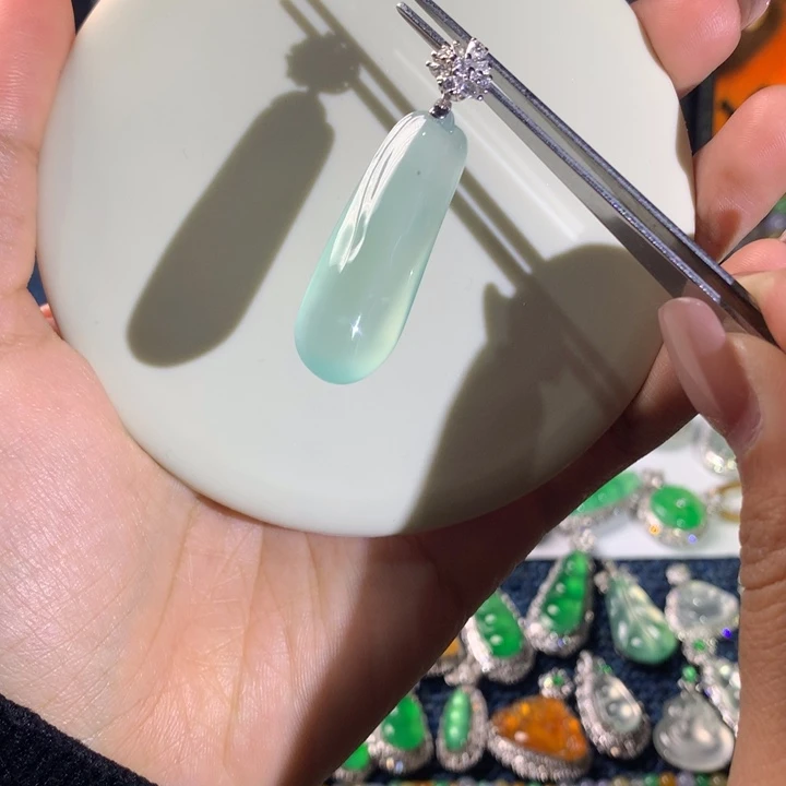 翡翠18K金镶嵌颈饰福瓜