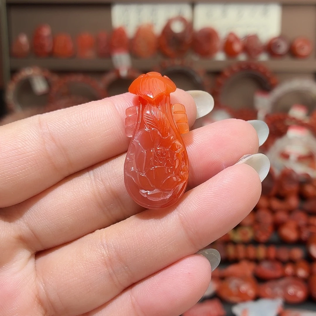 南红玛瑙未镶嵌颈饰琵琶吊坠