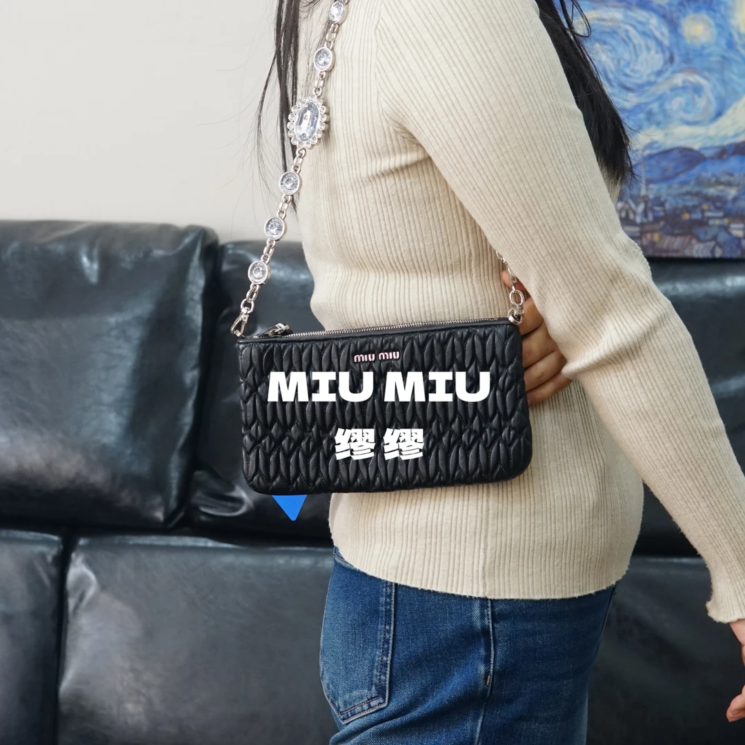 95新 MIU MIU/缪缪 miumiu/黑色褶皱单肩包/WJ12601006/1006