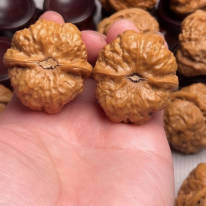 盛***影桃核吊坠文玩核桃手把件