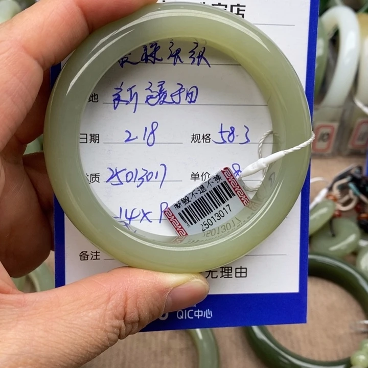 和田玉手镯未镶嵌暴**张