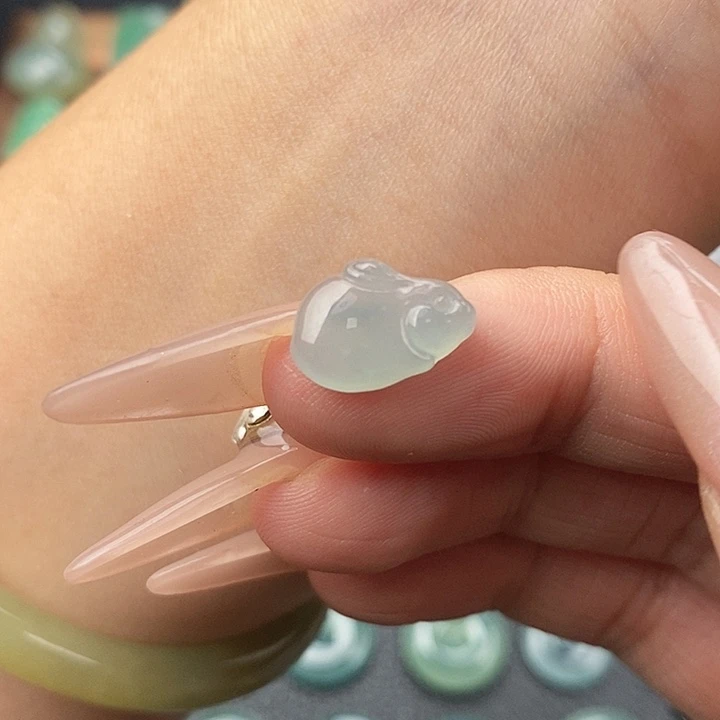 颈饰未镶嵌翡翠兔子