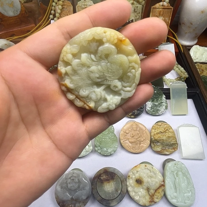 岫玉未镶嵌吊坠(赠链)