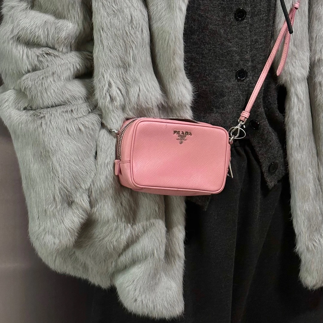 95新 Prada/普拉达 prada 樱花粉小盒子斜挎包K