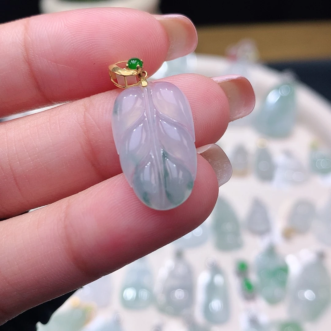 颈饰18K金镶嵌翡翠叶子