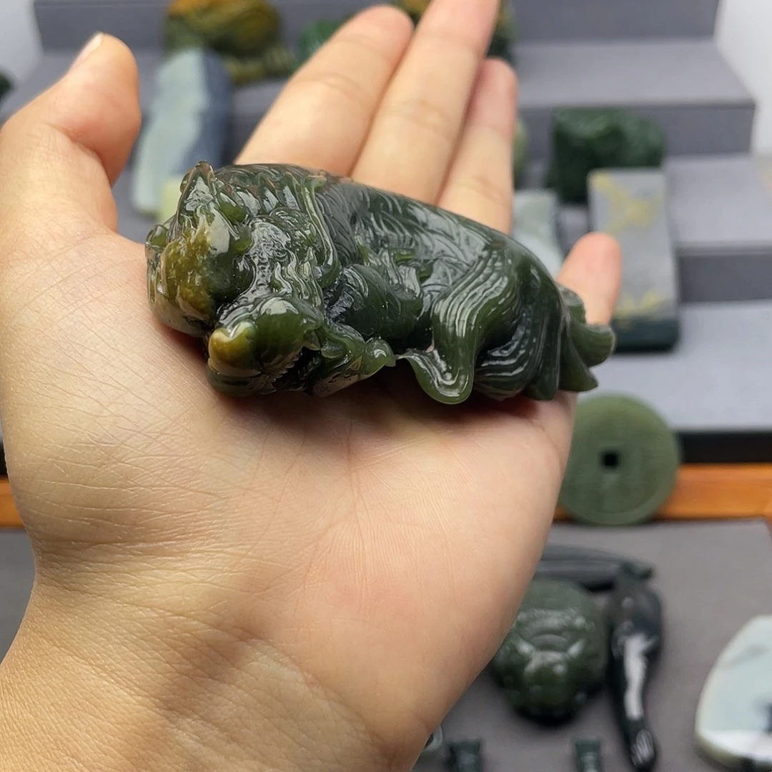 听***洪和田玉未镶嵌颈饰