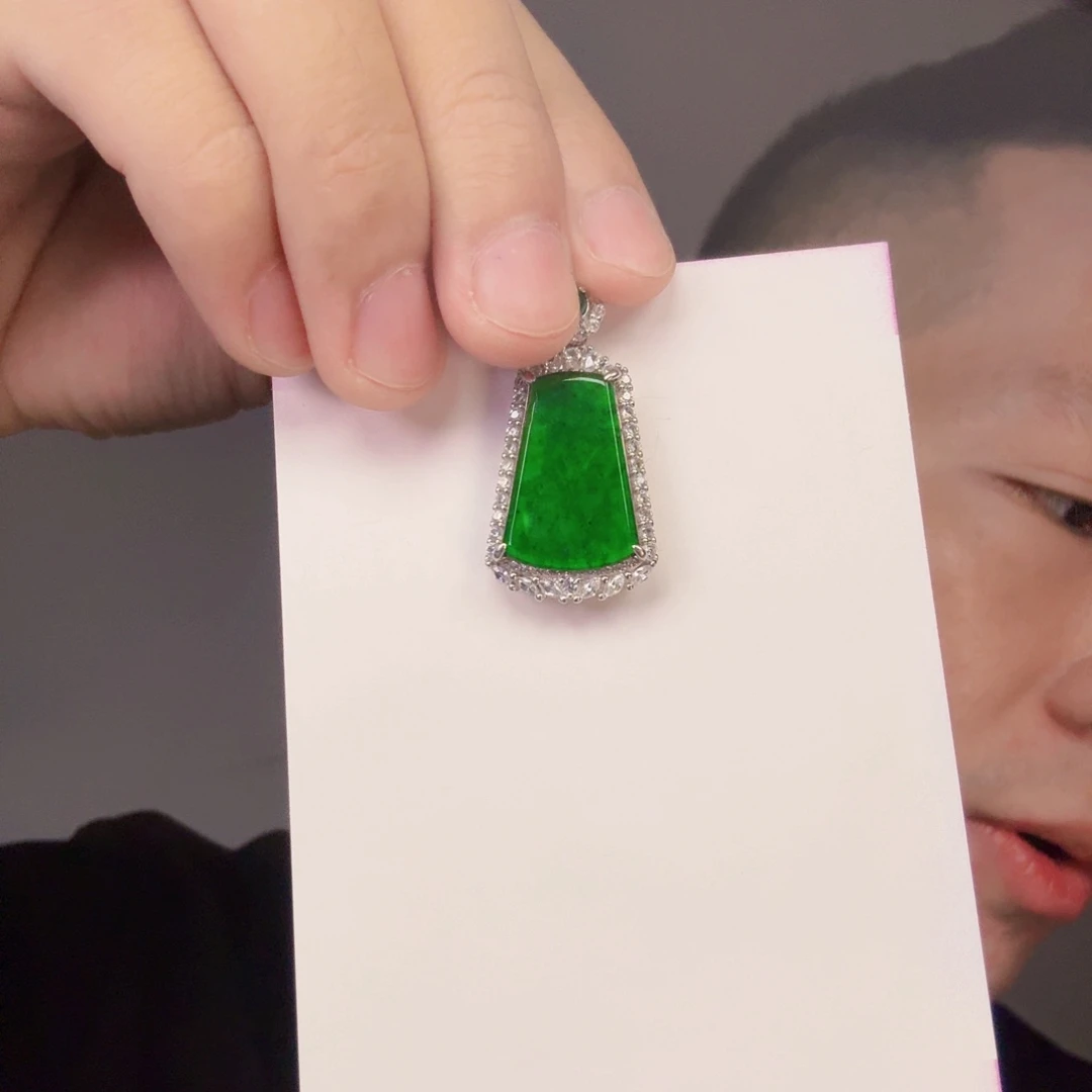 翡翠未镶嵌颈饰一件