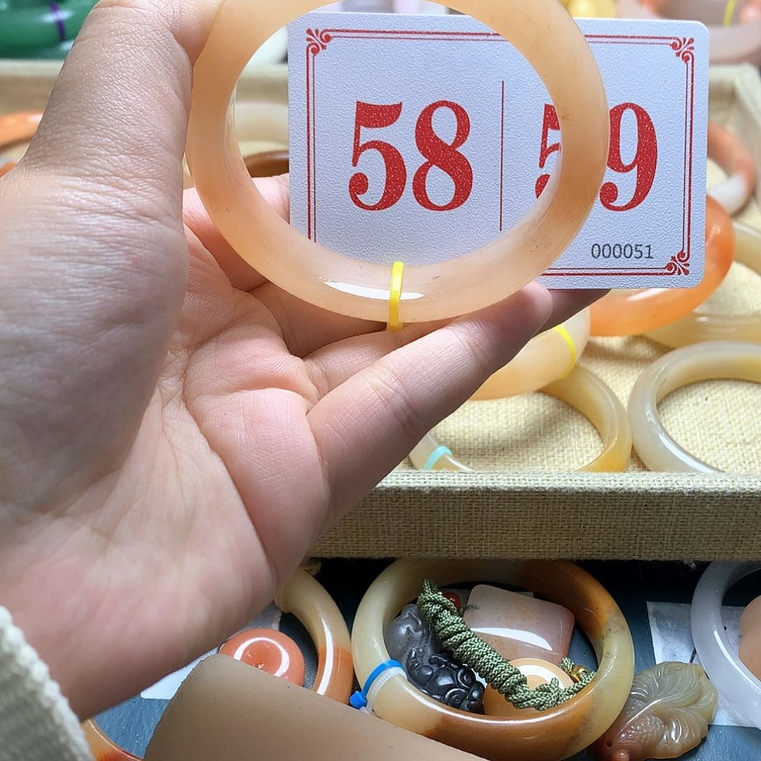 未镶嵌石英质玉（黄龙玉）手镯