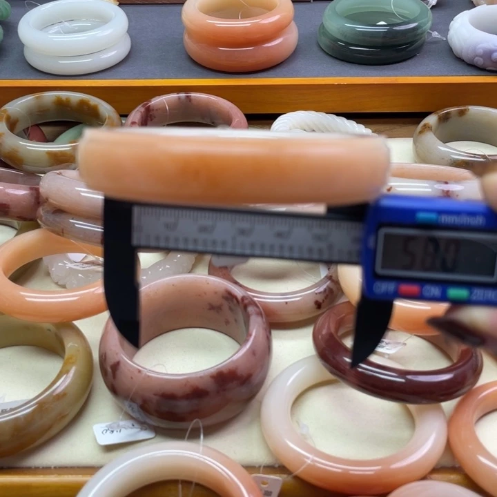 未镶嵌石英岩玉珠宝奇石