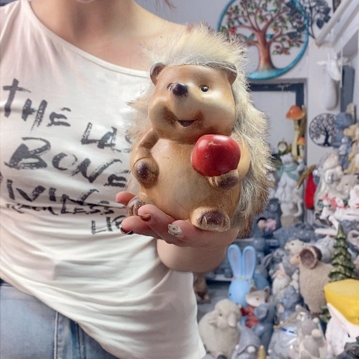 树脂刺猬拿苹果摆件