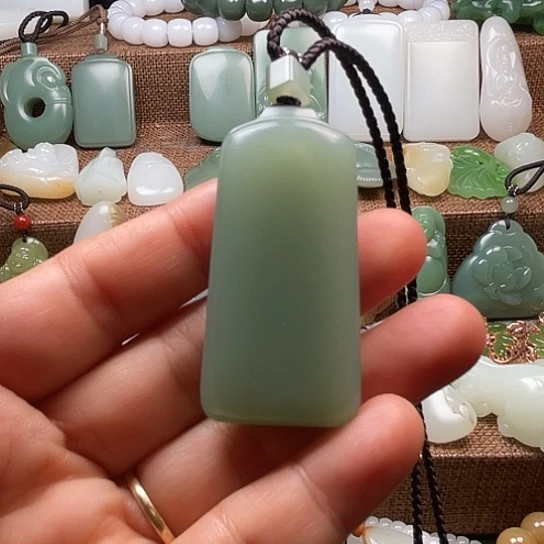 和田玉（碧玉）颈饰未镶嵌红***人