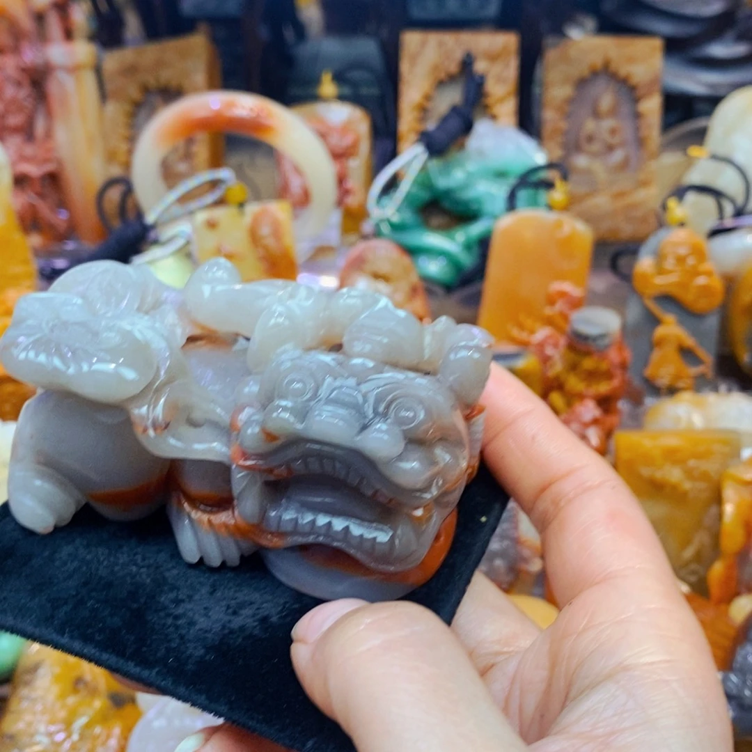 未镶嵌石英质玉（黄龙玉）颈饰