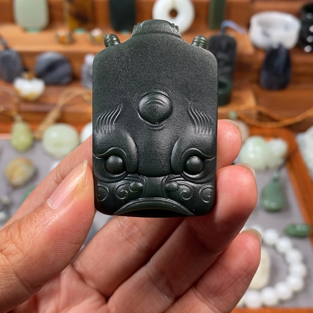 颈饰未镶嵌和田玉（青玉）