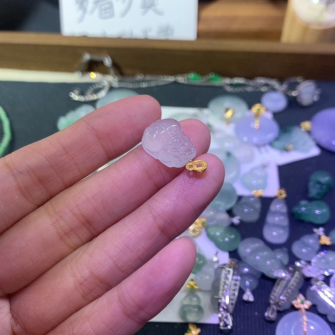 翡翠18K金镶嵌颈饰白冰貔貅