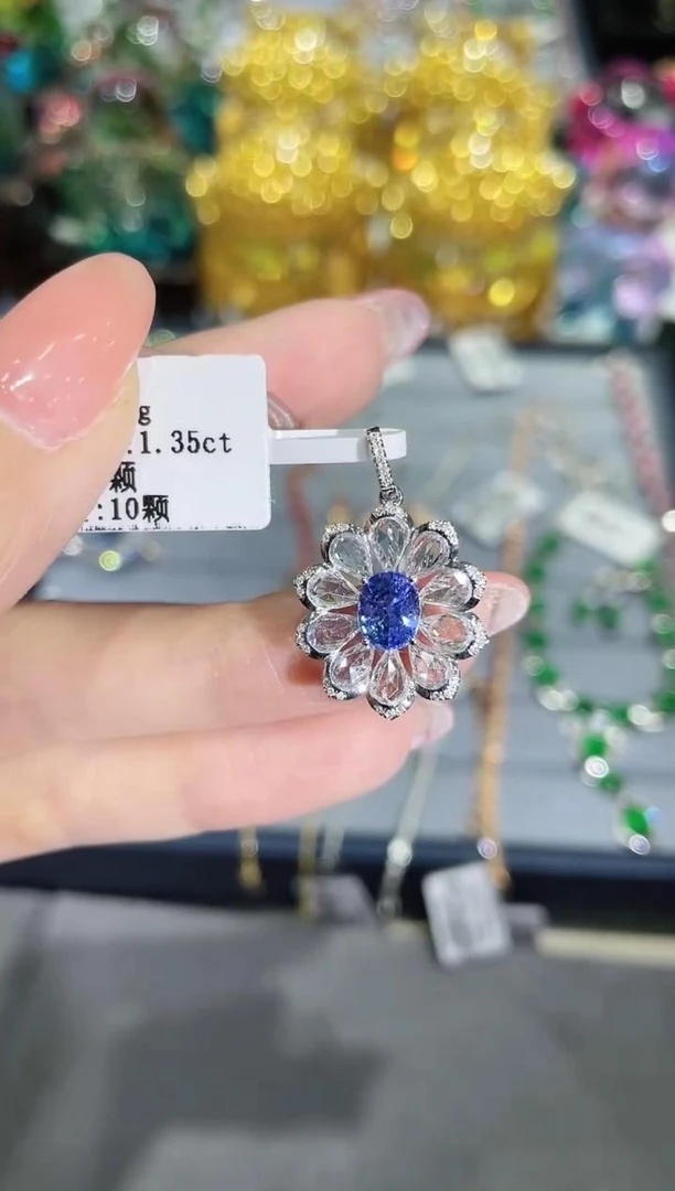 18K金镶嵌天然蓝宝石吊坠