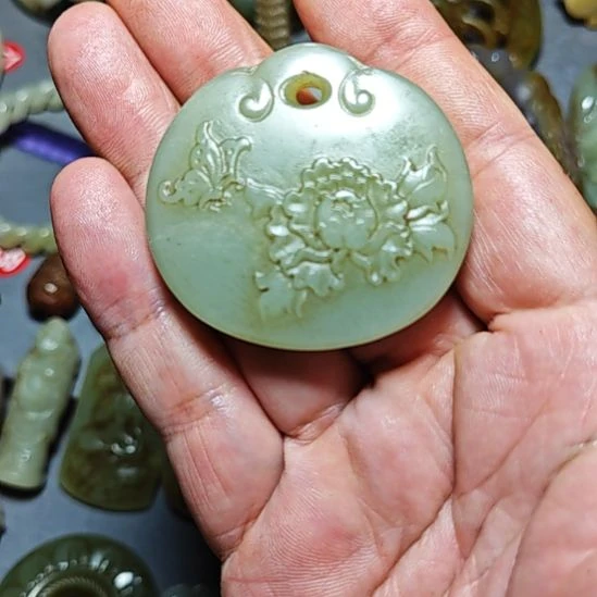 颈饰未镶嵌和田玉王*