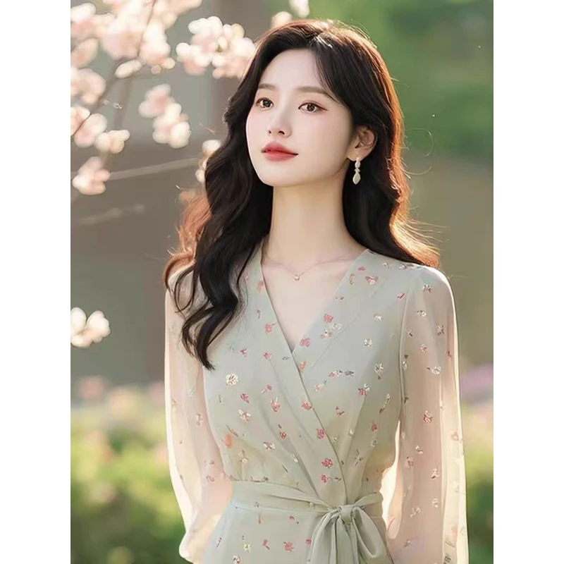 2025桔梗法式钓系约会绿色碎花v领收腰显瘦雪纺连衣裙子春夏季女