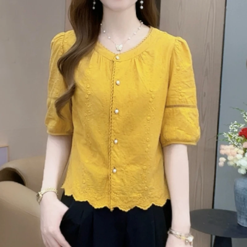 2025夏季新款洋气百搭单排扣短袖衬衫女时尚减龄气质显瘦圆领上衣