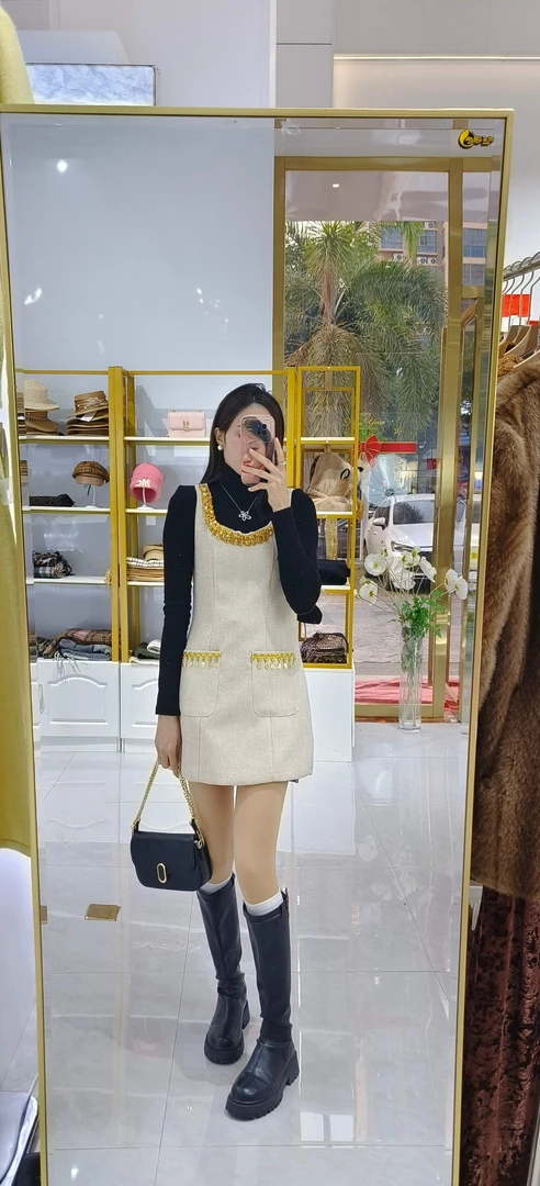 店内模特实拍上身小香风高级背心裙