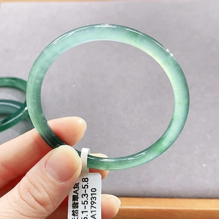 翡翠未镶嵌手镯（圆镯）