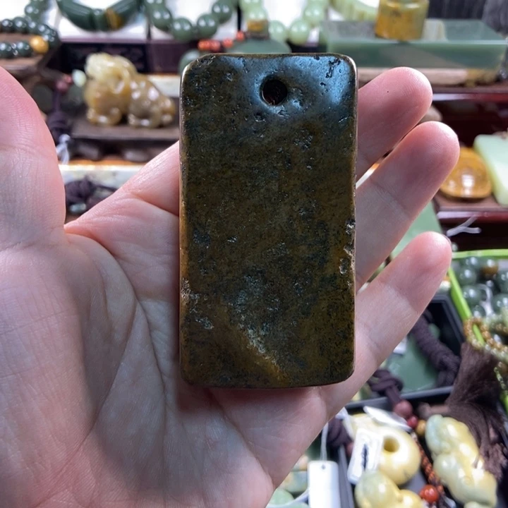 未镶嵌岫岩河磨玉（透闪石质玉）把件