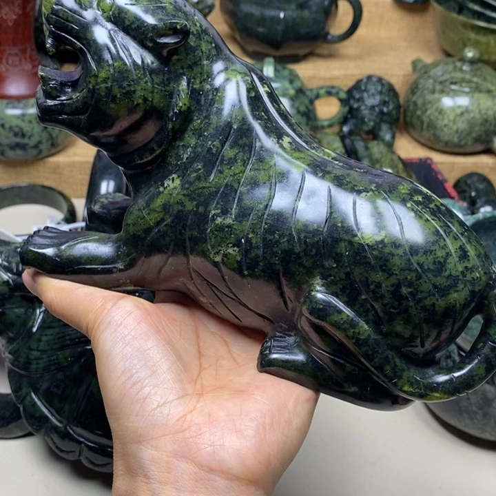 大***菜蛇纹石玉未镶嵌项链老虎