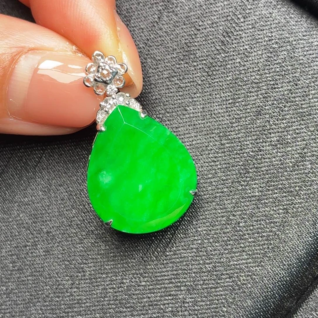 翡翠18K金镶嵌颈饰