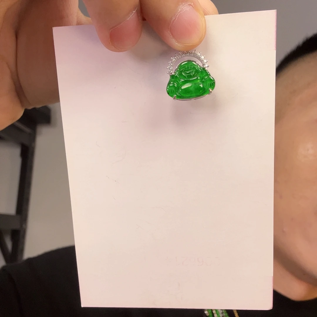 翡翠未镶嵌颈饰一件