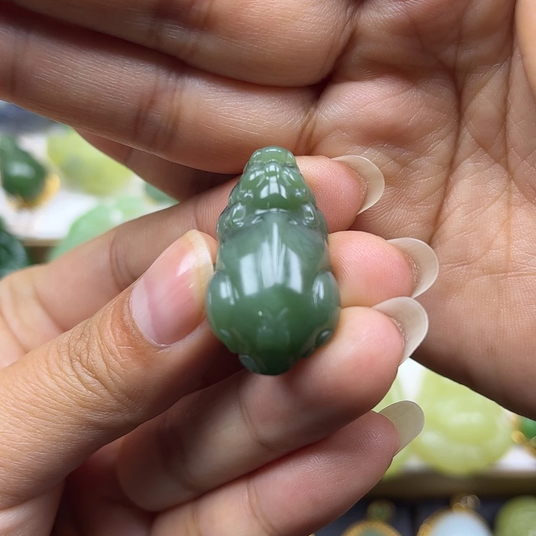 和田玉未镶嵌颈饰猫眼