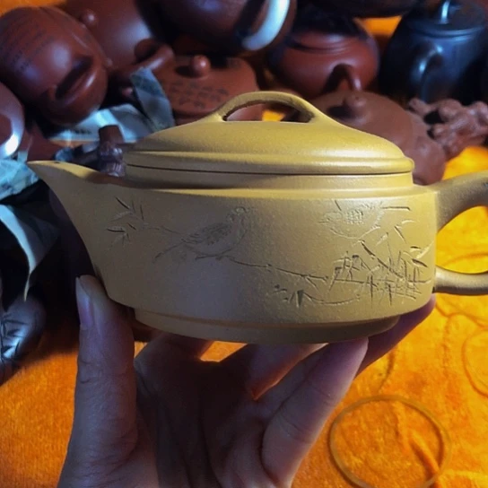 紫砂茶壶原矿泥料手工制作的紫砂壶。