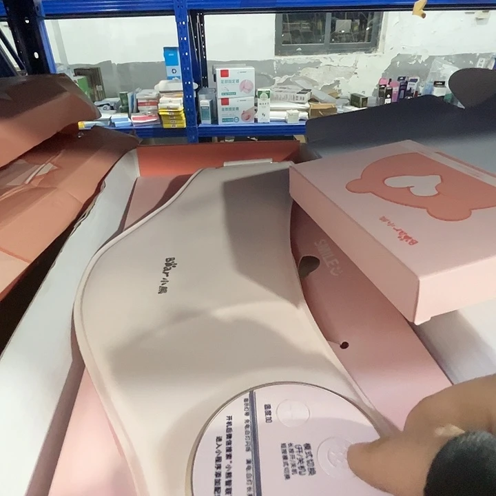 小熊加热暖腹按摩腰带。
