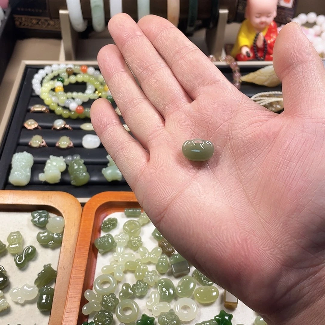 .****和田玉未镶嵌颈饰