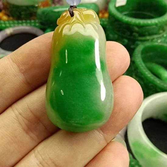 芋***霏翡翠未镶嵌颈饰翡翠