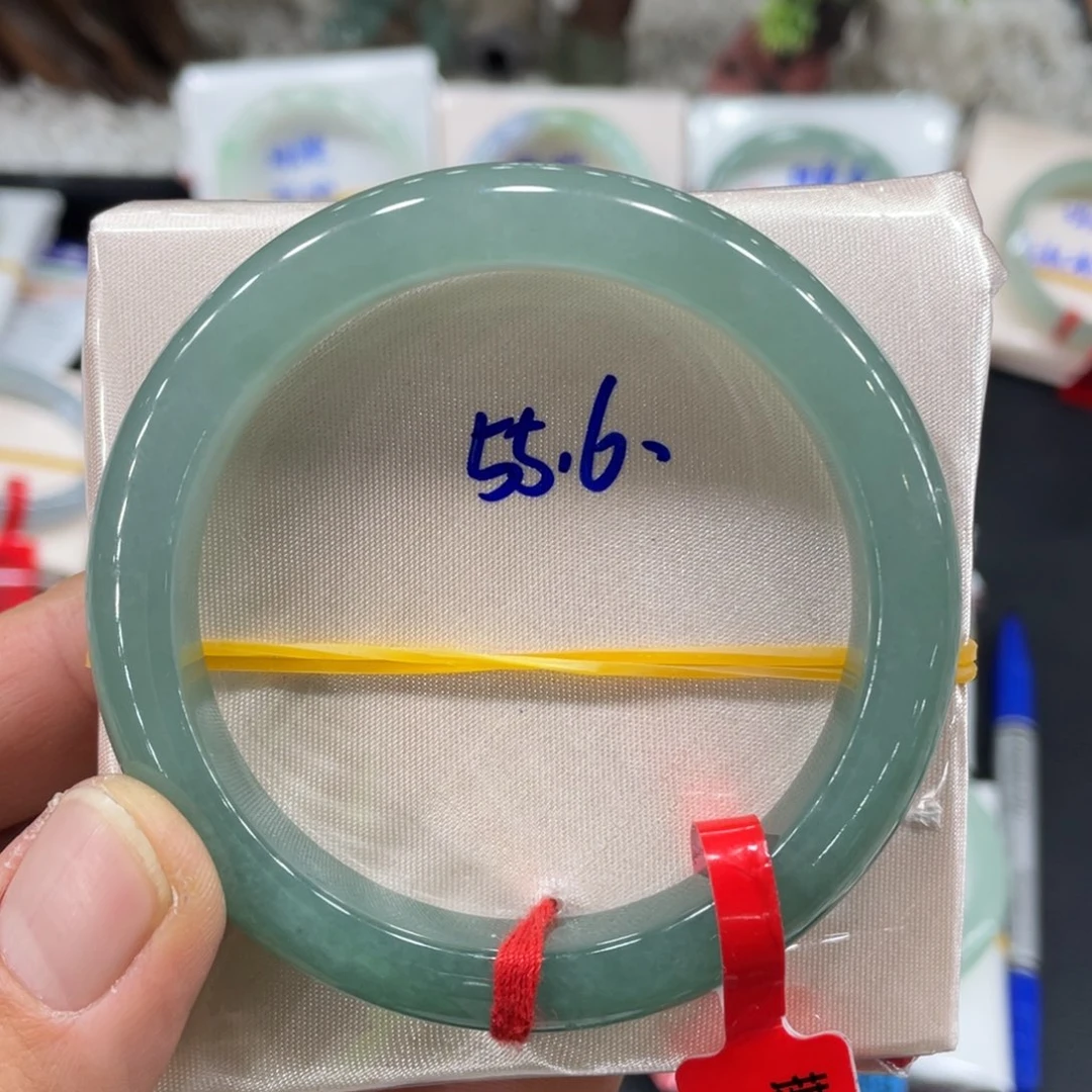 翡翠手镯未镶嵌翡翠