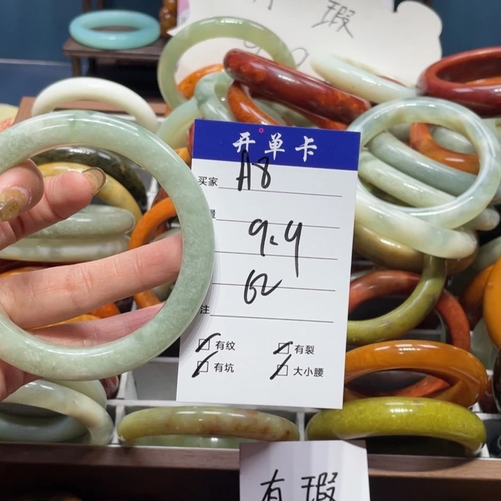 蛇纹石玉手镯未镶嵌桂***多