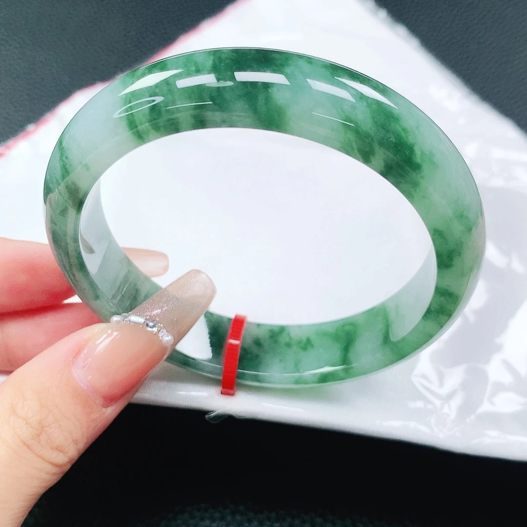 翡翠手镯未镶嵌56圈