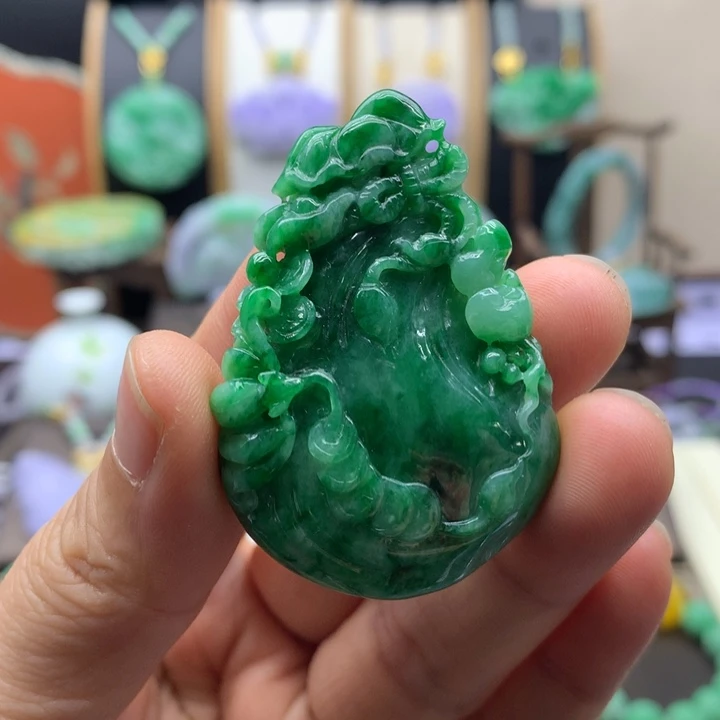 翡翠未镶嵌吊坠(赠链)