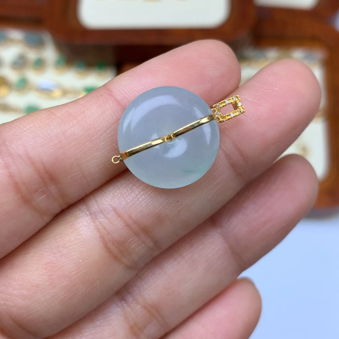 翡翠18K金镶嵌毛衣链平安扣