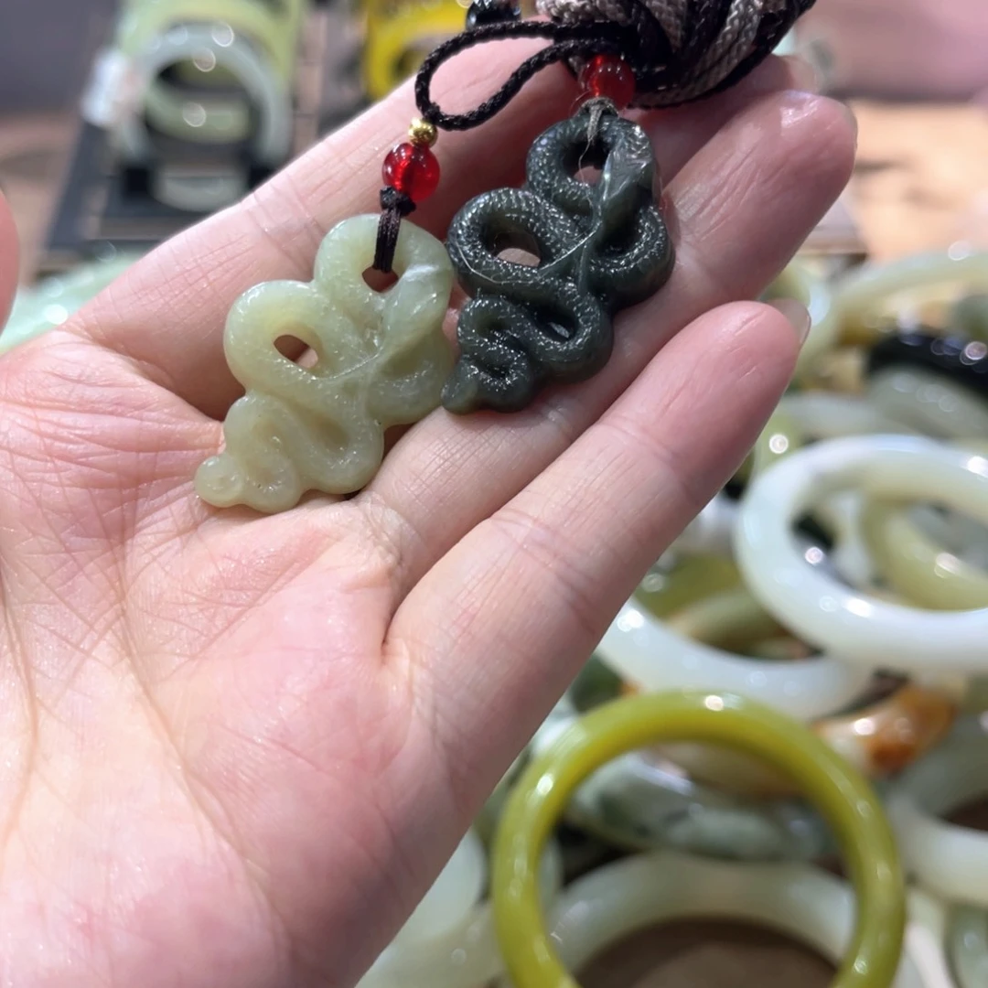 蛇纹石玉手镯未镶嵌